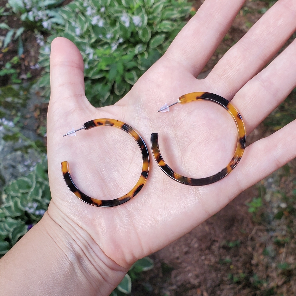 NWOT 43mm Tortoise Shell Acrylic Hoop Earr… - Picture 2 of 8